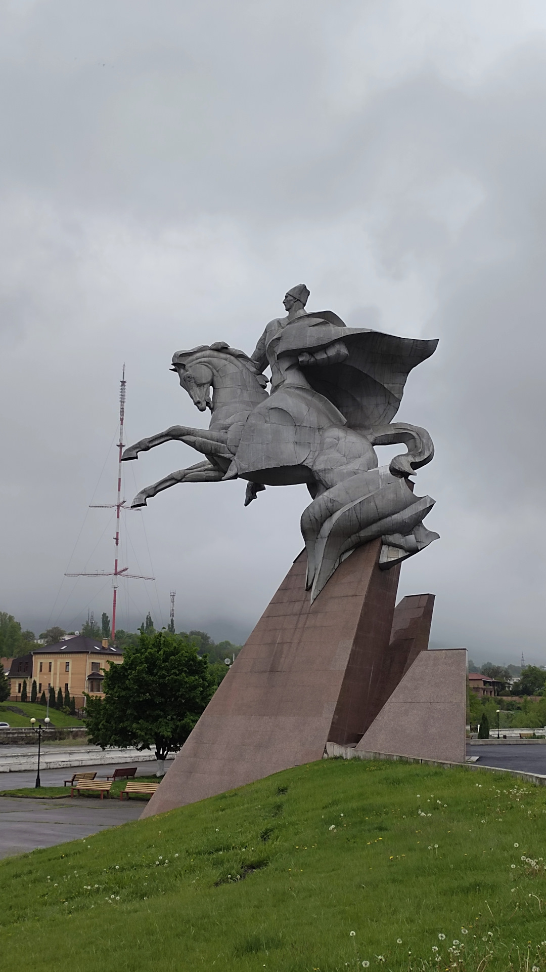 Пятигорск владикавказ. Владикавказ. Памятник Иссе Плиеву сейчас. Город герой Пятигорск.