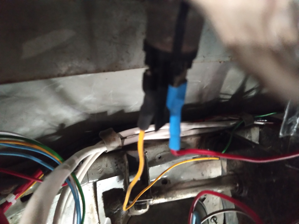 Подключаем сигнальные лампочки, питание мы уже подали от реле поворотов — УАЗ 469