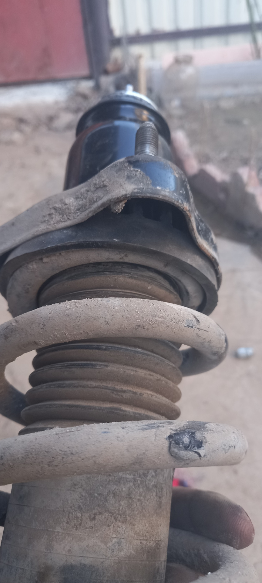 Замена задних проставок и резинок амортизатора — Dodge Caliber, 2 л ...