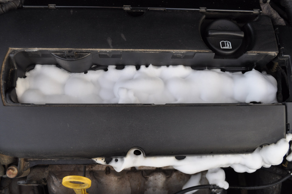 Очиститель обивки салона VS масло на клапанной крышке. — Opel Zafira B ...