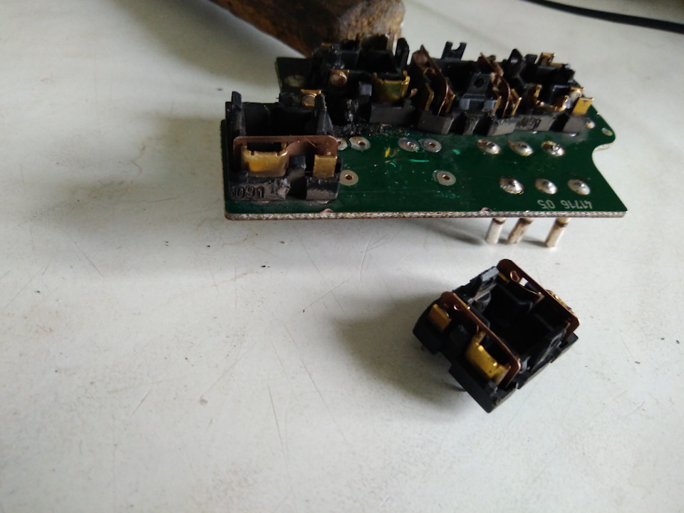 Выбиваем через проставку с помощью молотка схему из корпуса — Mercedes-Benz E-Class (W124)