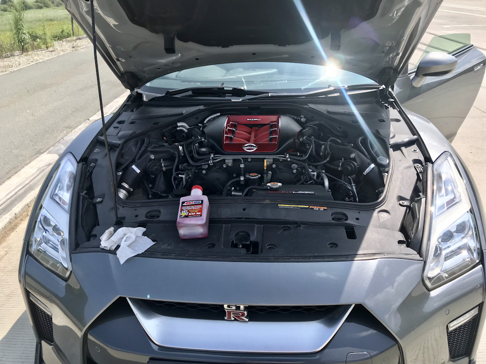 Во время очередной остановки долил масла до верхнего уровня — Nissan GT-R (R35)