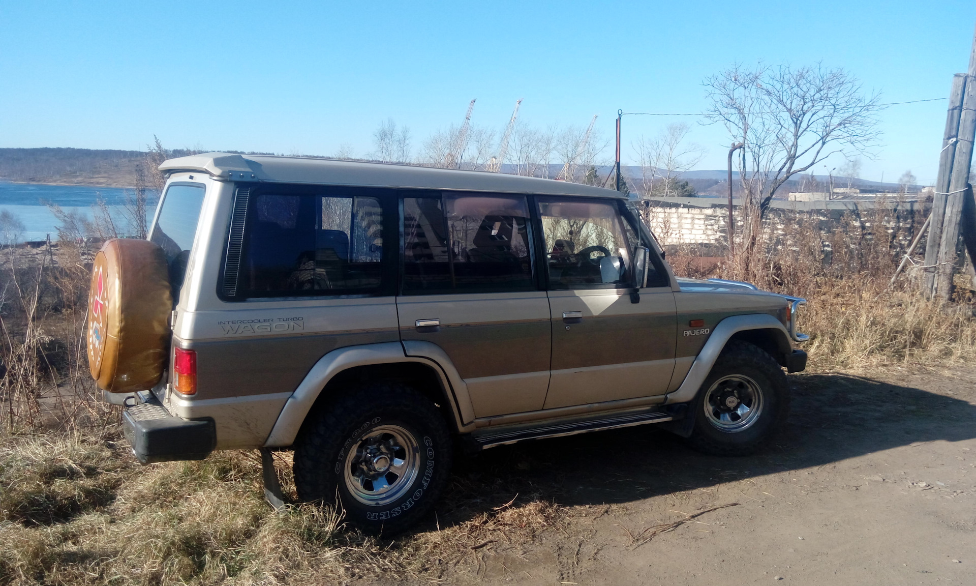 Паджеро 1 колеса. Митсубиси Паджеро 1. Mitsubishi Pajero 2 на 33 колесах. Мицубиси Паджеро 1 1990. Паджеро 1 и 2.