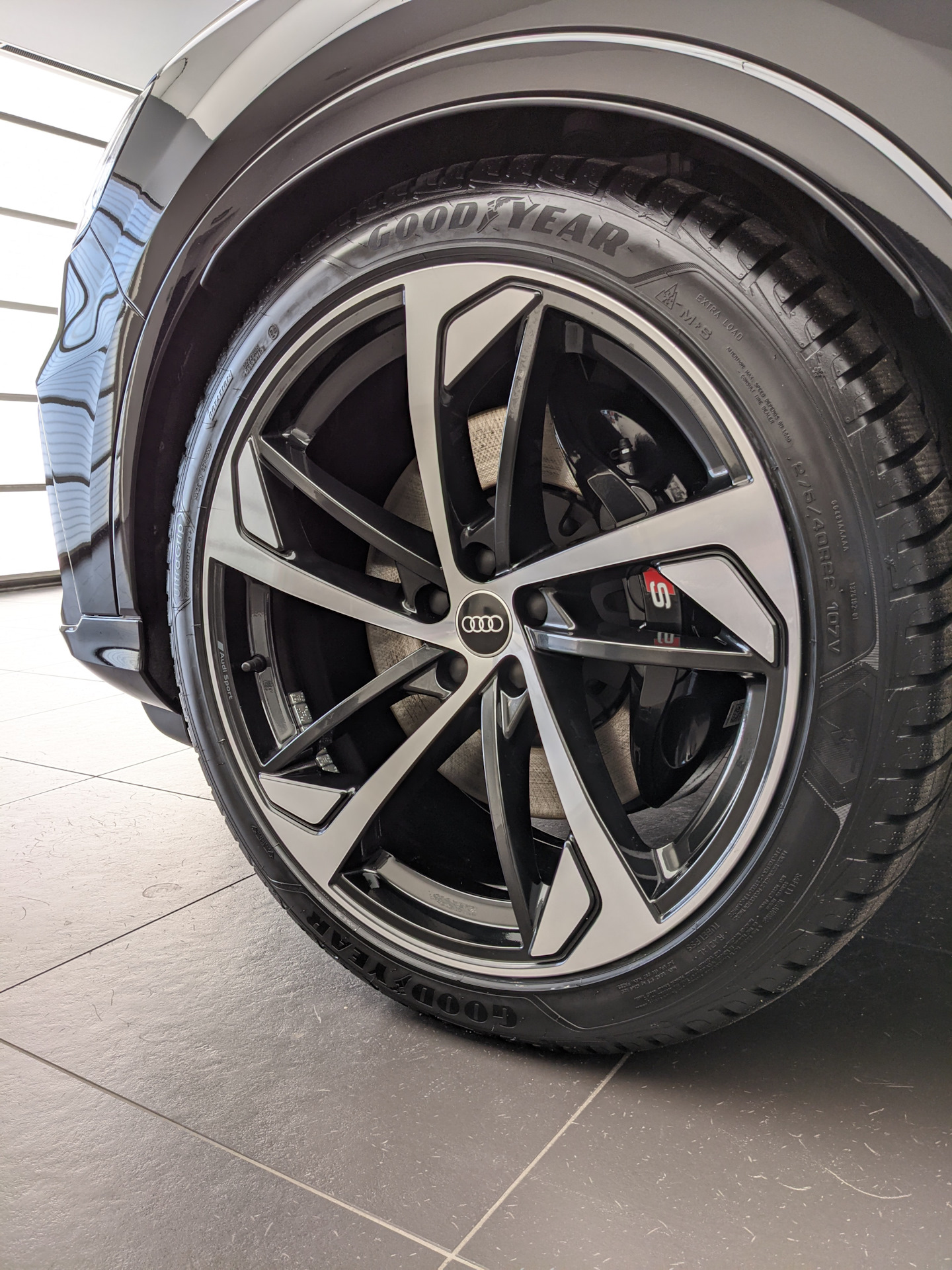 Шины r20 легковые. 285/40 R22 на Audi q7. 285/35 R22. Низкопрофильные диски r22. Зимние шины r22 x7.