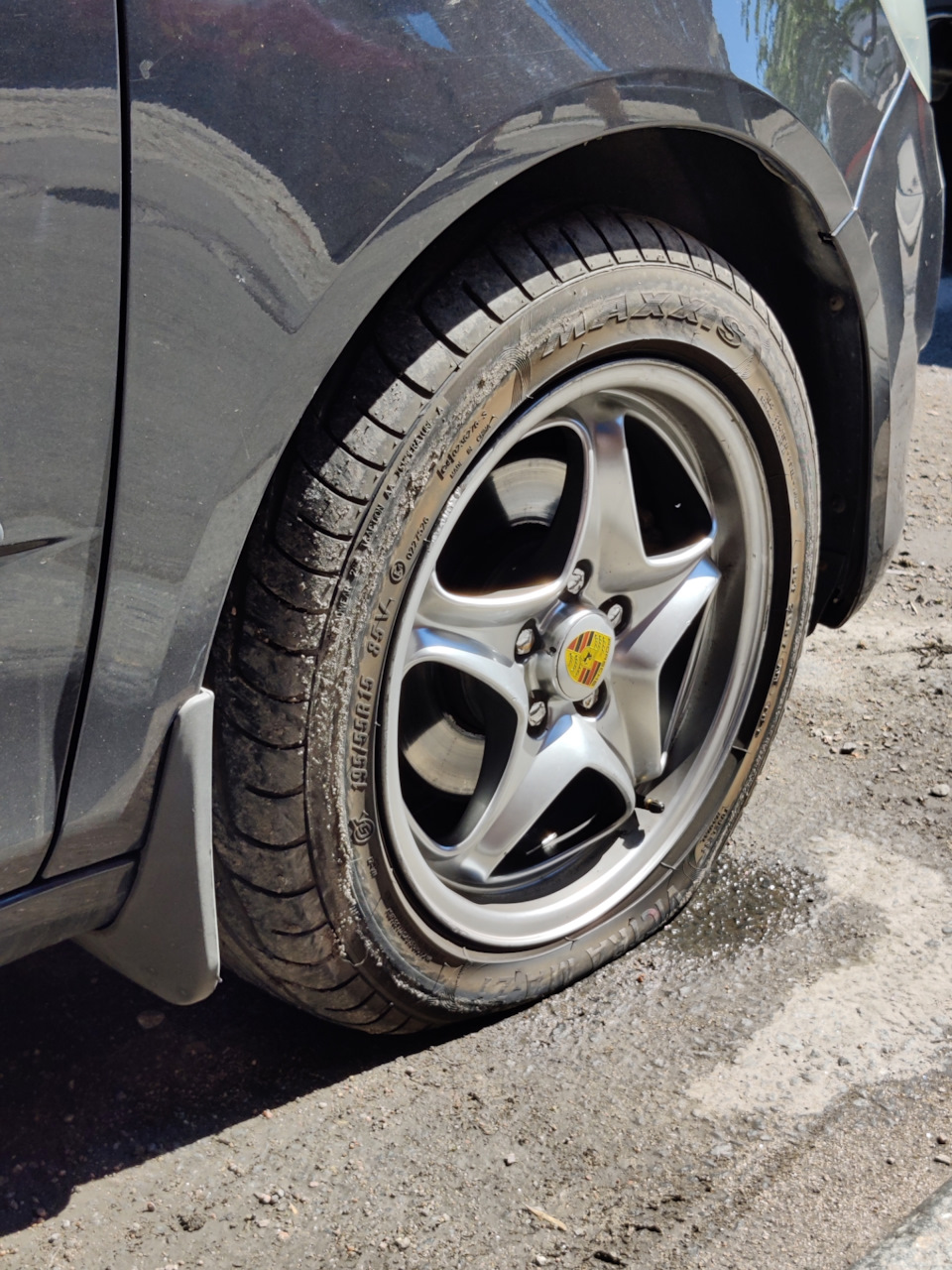 Грусть печаль, спустило колесо на ходу, успел на нем покататься немного ...