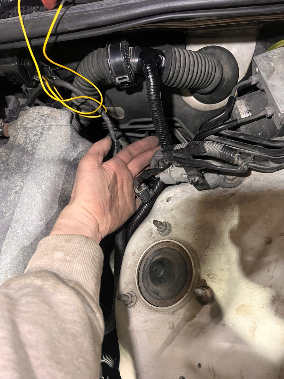 Вытянул этот провод, идущий к ЭБУ и запечатал в гофру — Toyota Chaser (100)