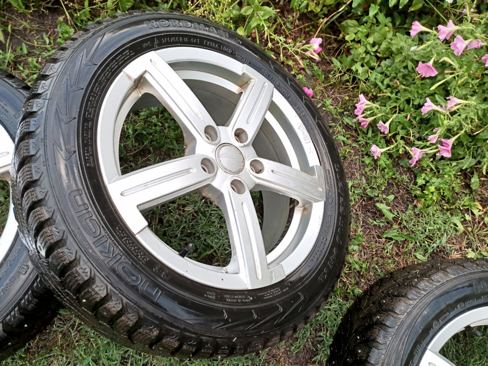 Шины зимние шипованные Nokian 205/55 R16, литые диски Catwild 16 ET50 ...