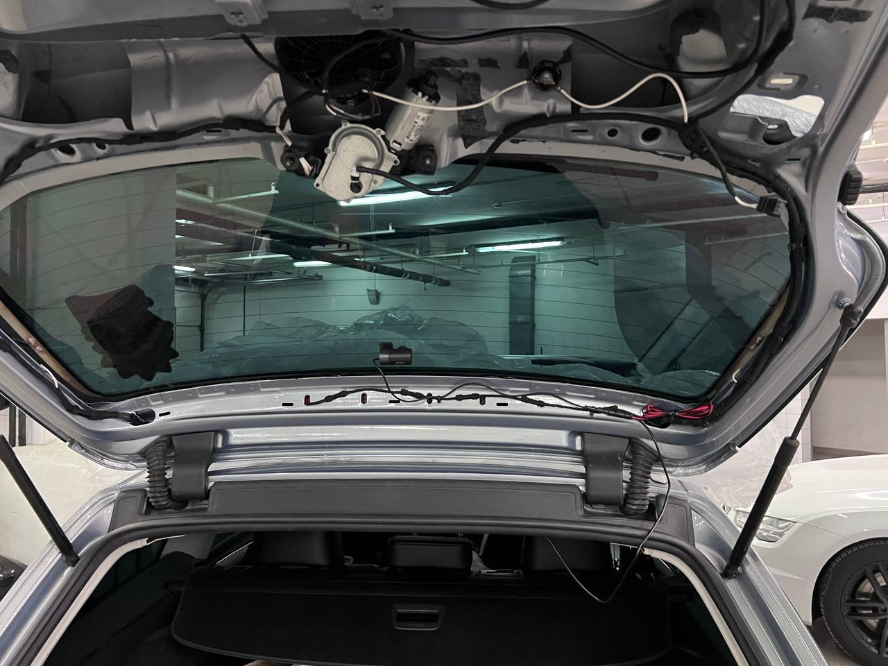 Установка ручки в значке в крышку багажника — Volkswagen Passat Variant ...