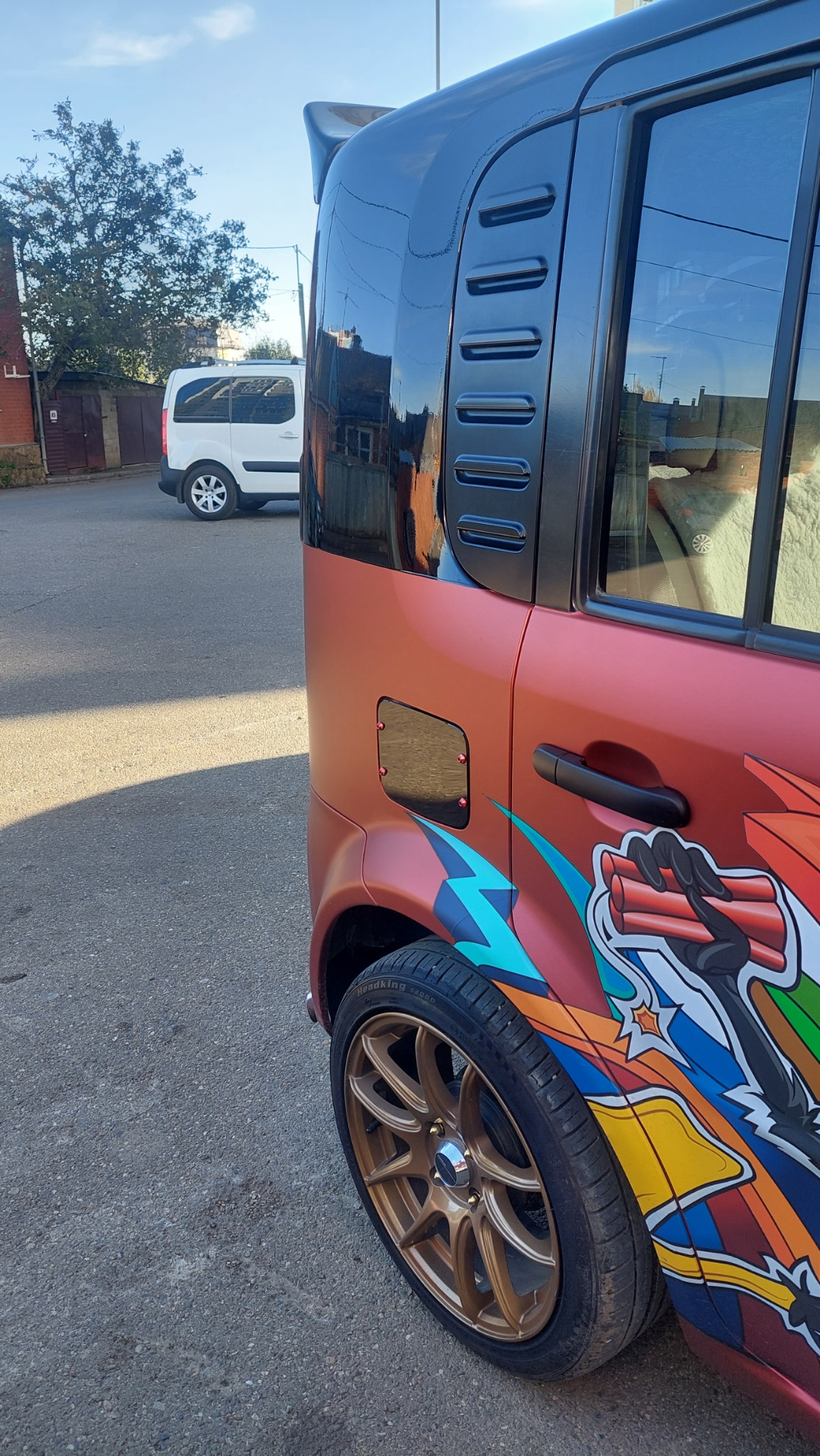 Прозрачный лючок бензобака — Nissan Cube II, 1,4 л, 2003 года ...
