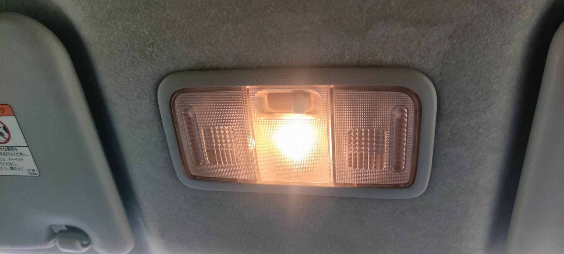 Замена лампочки плафона спереди — Toyota Isis, 2 л, 2005 года ...