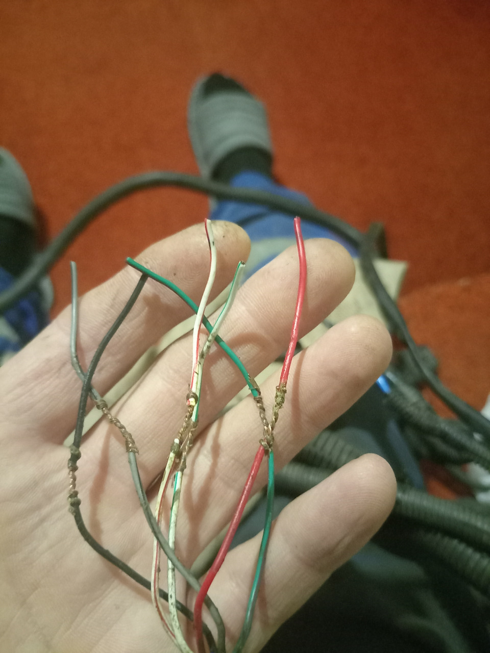 Размотал провода на кнопку, вот что мешало бывшешу владельцу, отрезать по изолента, или размотать все соединения, зачем отрезать было рядом?🤯 — Lada 2120 Надежда