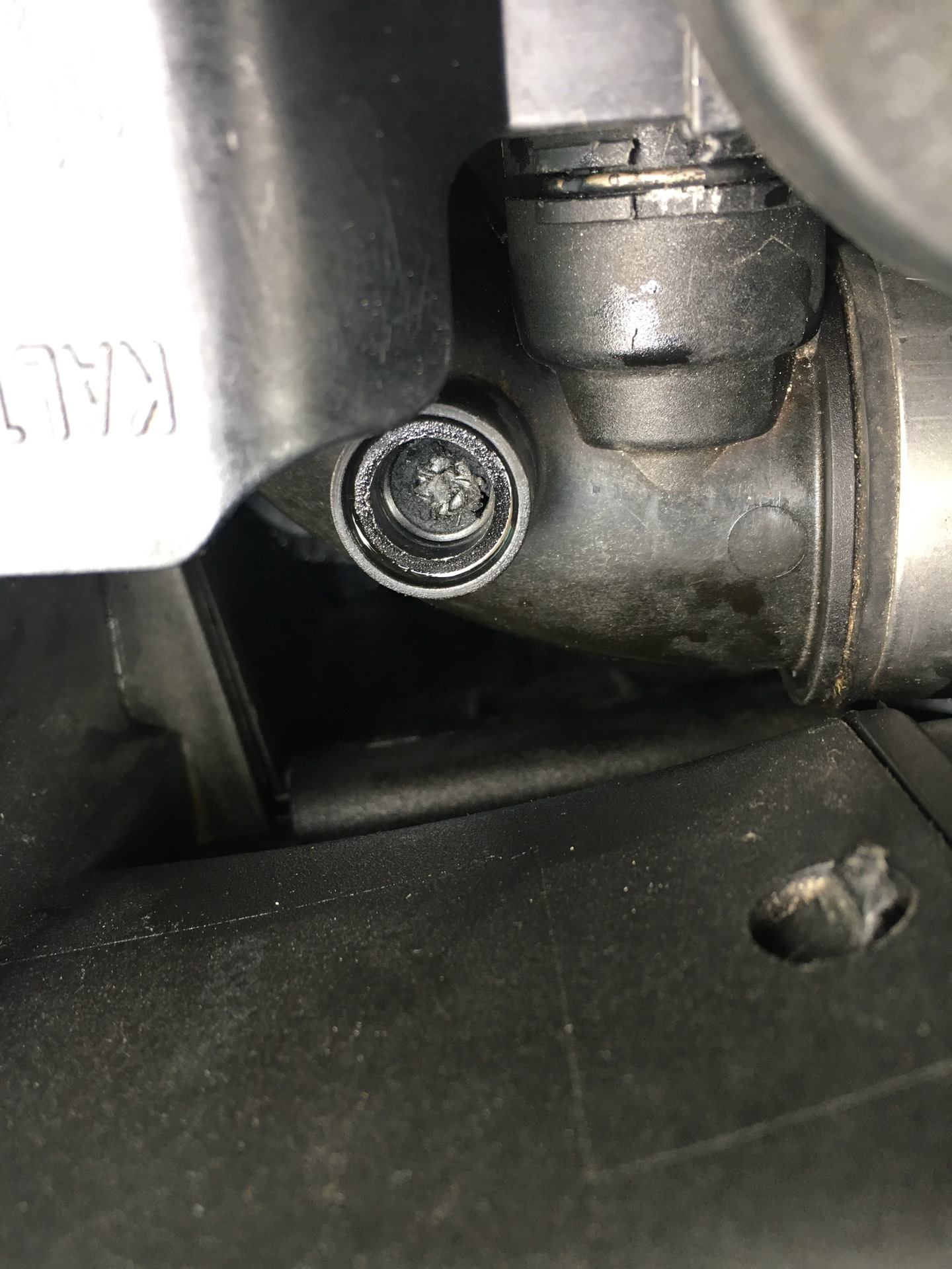 Болт спуска воздуха. 10. Болт для спуска воздуха с батарей. 25. Сливной болт охлаждающей жидкости jeep wj.