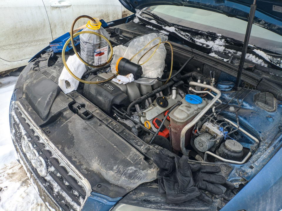 Насос к клеммам, трубку в щуп, вторую в баклаху, пуск. — Audi A5 (1G)