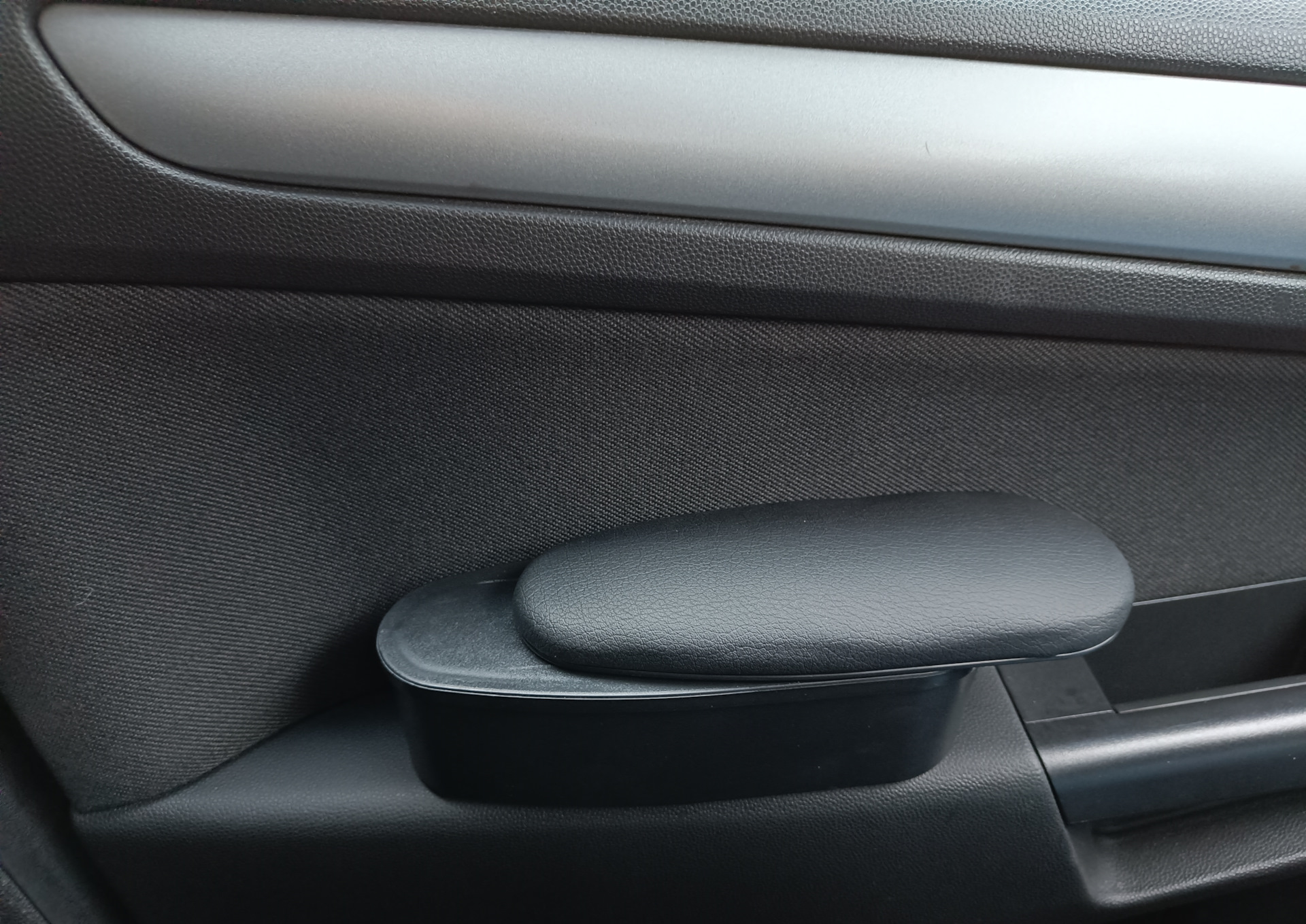 Подлокотник на водительскую дверь. — Opel Astra H, 1,8 л, 2012 года ...