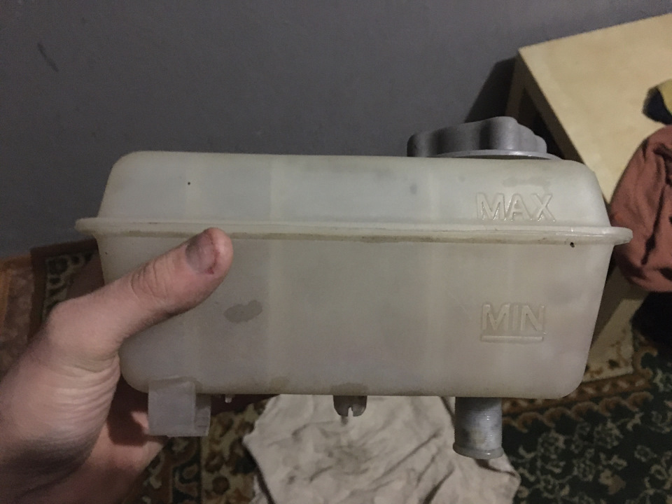 Промывка расширительного бачка — Volvo 940, 2,3 л, 1992 года | своими ...