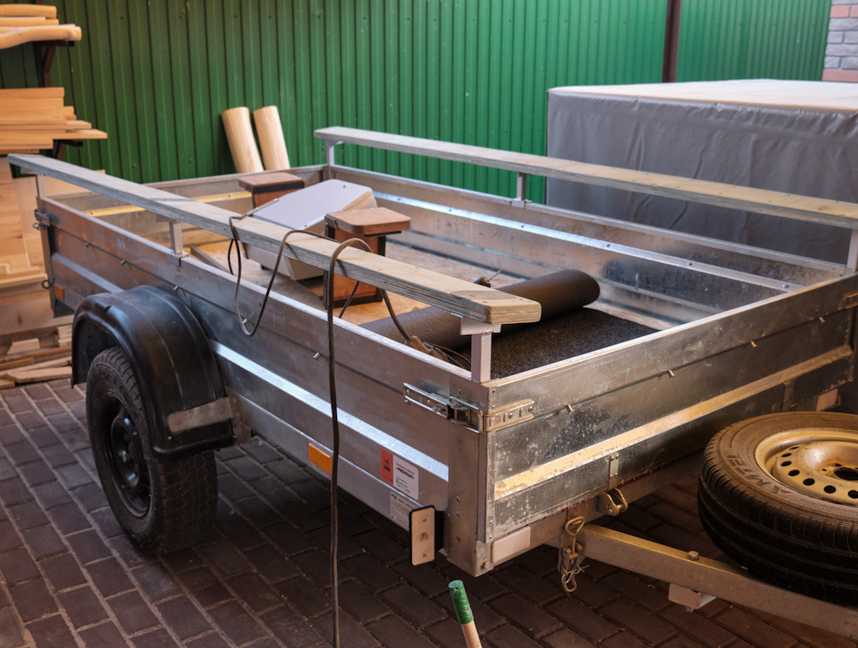 Перевоз лодки ПВХ на обычном прицепе — Mitsubishi Pajero Sport (3G), 2 ...