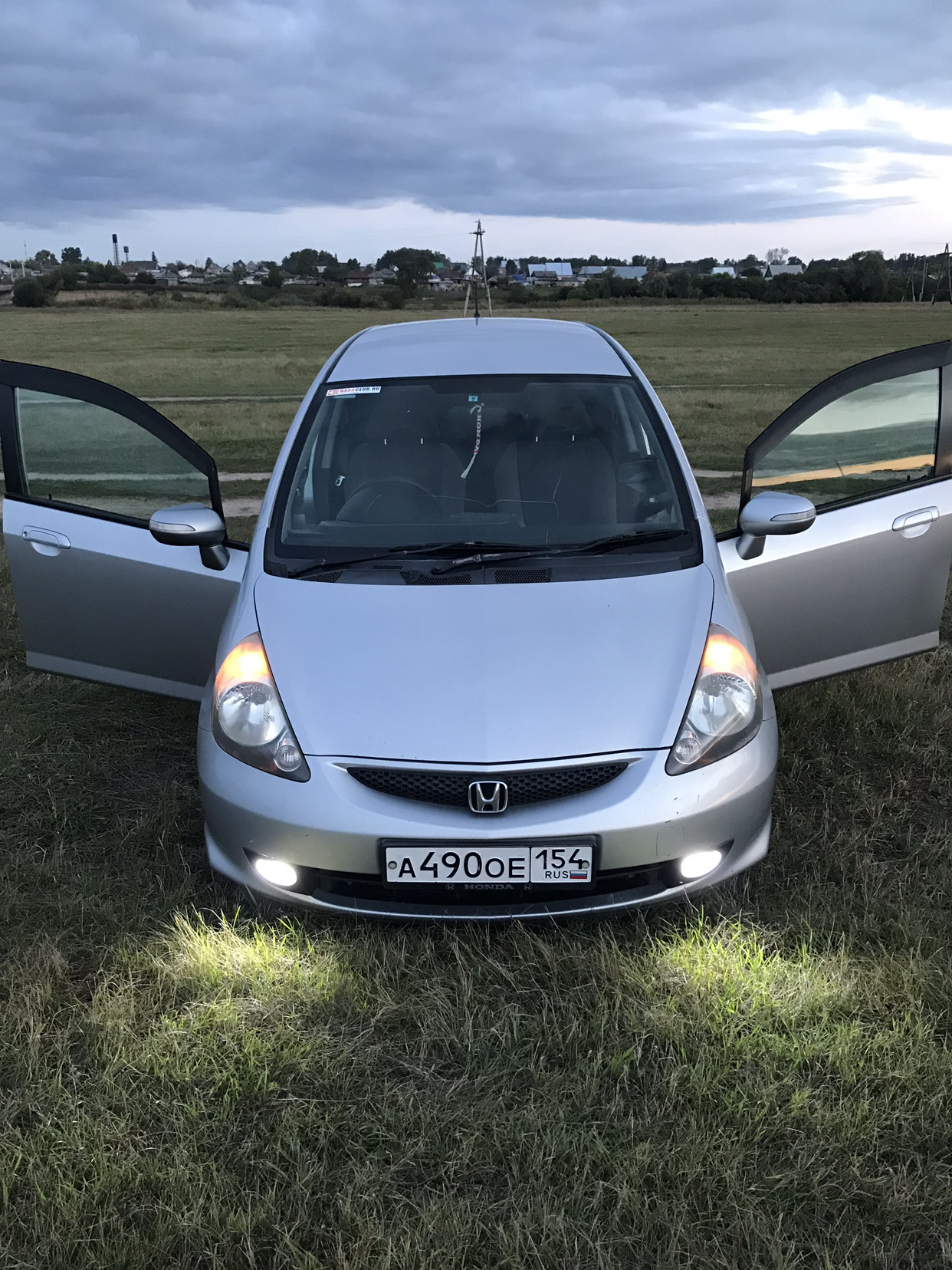 Противотуманки хонда фит. Хонда фит 2004. Хонда фит 1.3. Honda Fit 2004 rest. Хонда фит 2004 Габаритные лампочки.