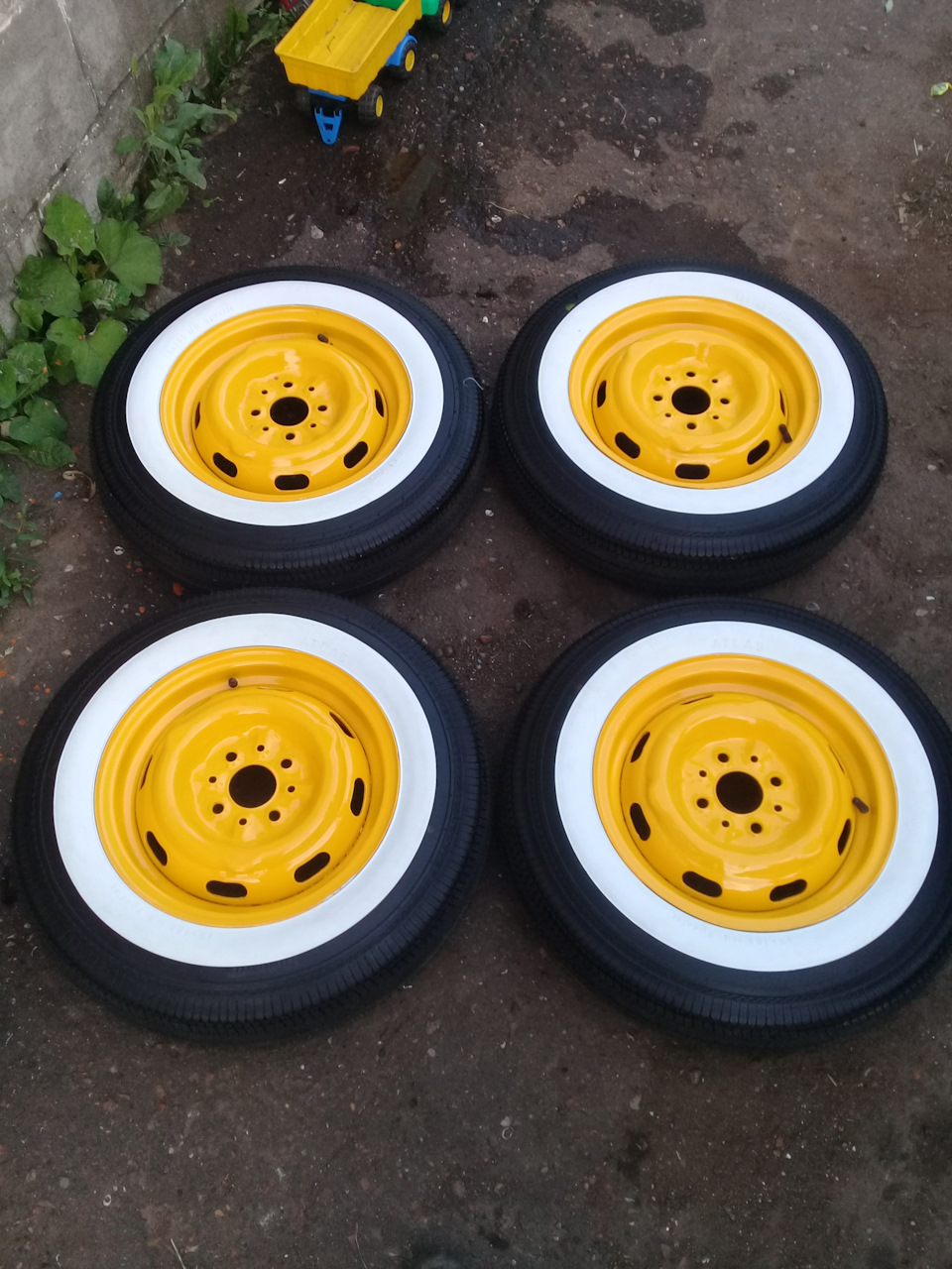 желтые штампы. оранжевые штампованные диски. штамп желтого цвета. колеса трактора желто черные. штамп 2101 с вайтволлом.