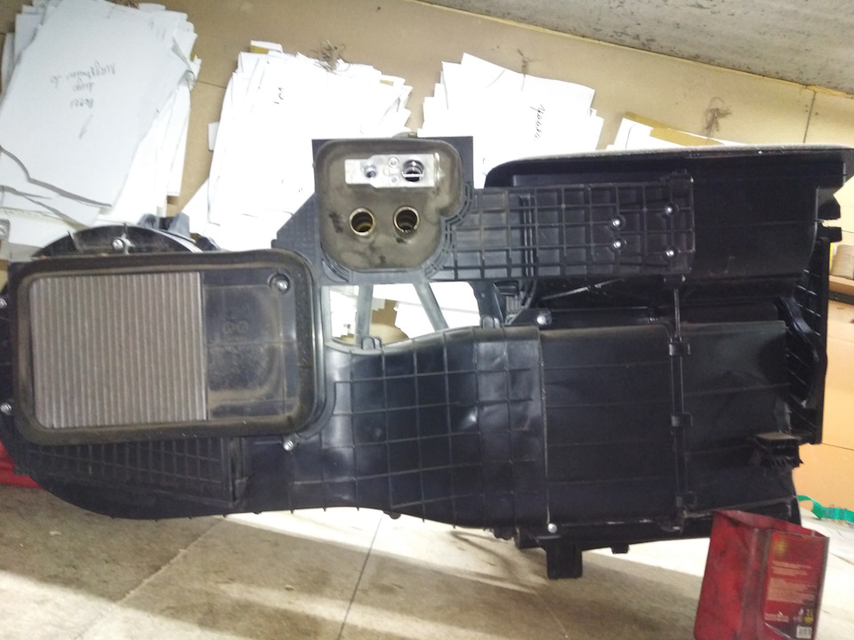 Вот он родимый, отсоединяем короб с мотором и фильтром(2 шурупа под крест) — УАЗ Patriot