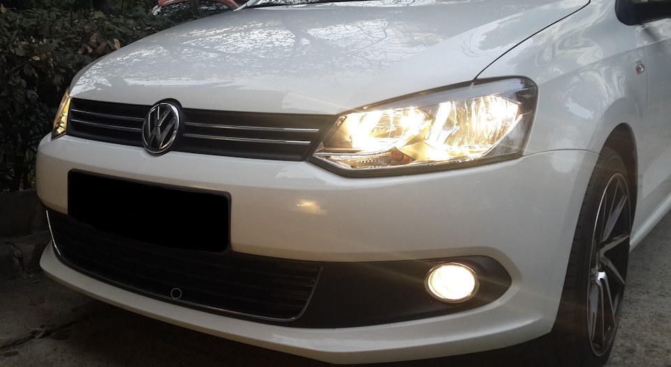 Ели фара. VW Polo 2012 фара. Фары VW Polo sedan. Фары поло седан 2012регулироака. Фары поло седан 2012.