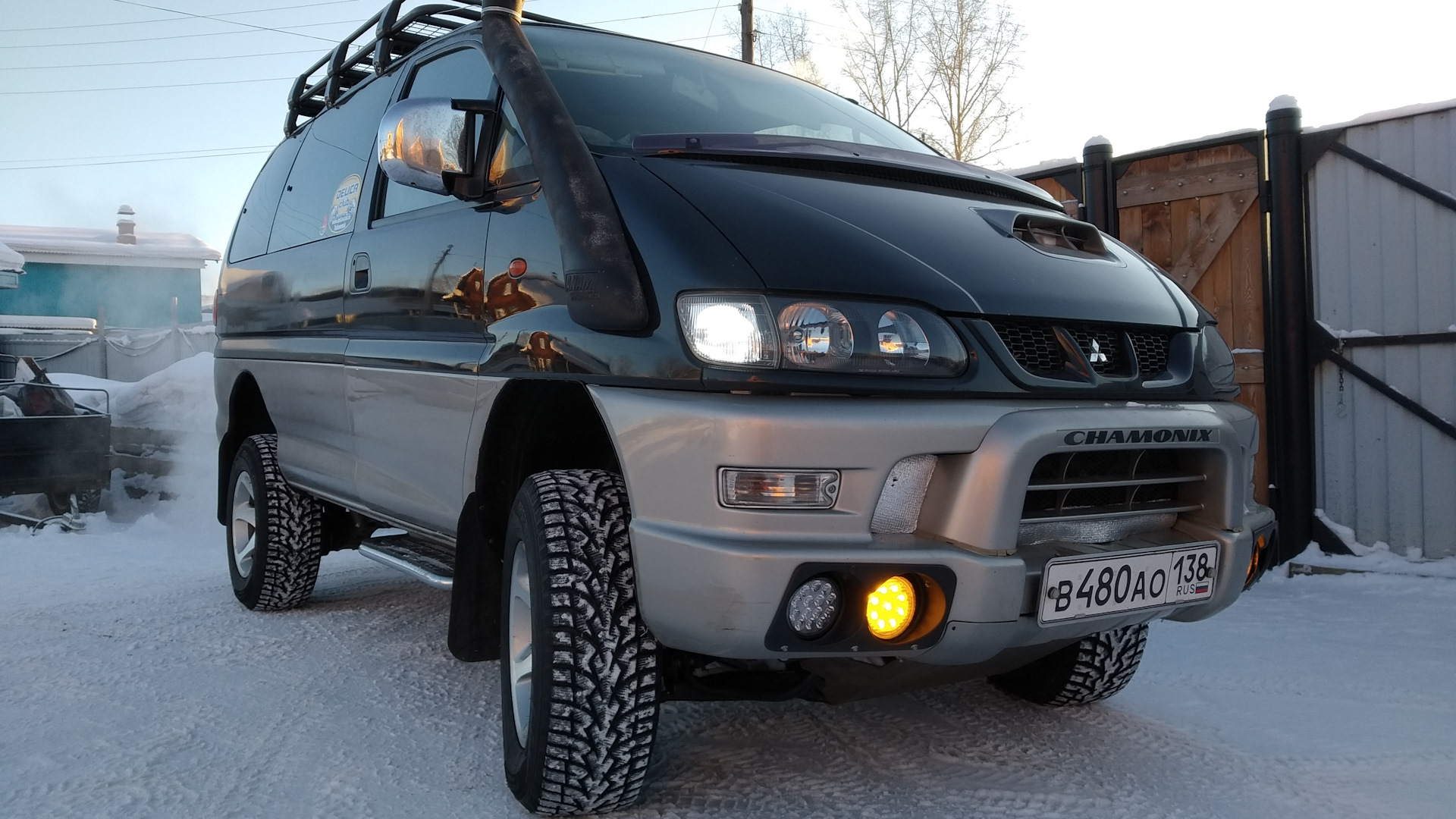 Делика благовещенск. Mitsubishi Delica 1998. Мицубиси Делика 4м40. Двигатель Митсубиси Делика. Защита двигателя Митсубиси Делика.