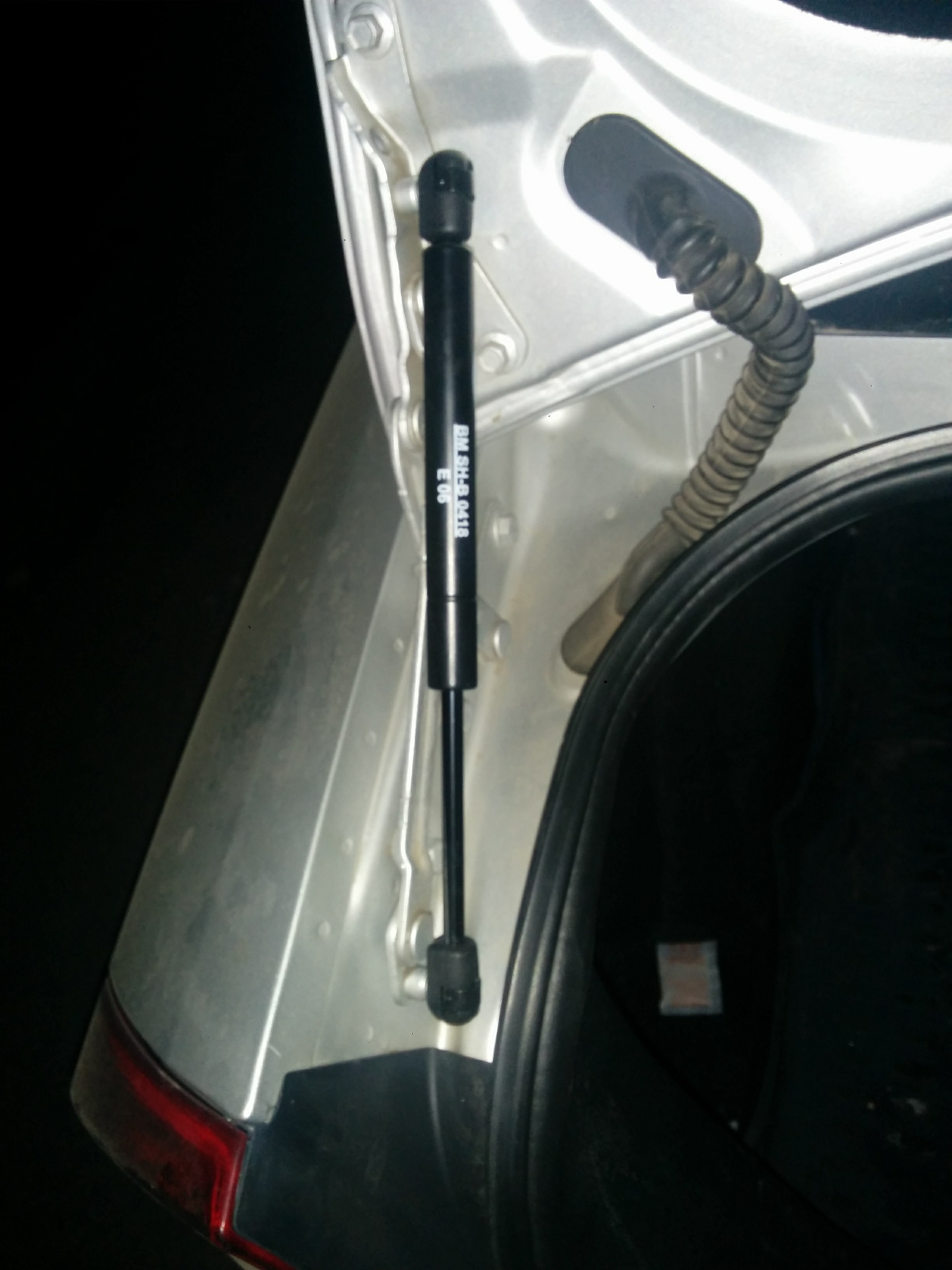 Замена газовых упоров крышки багажника. - Ford Focus II Hatchback, 2 л, 2008 год