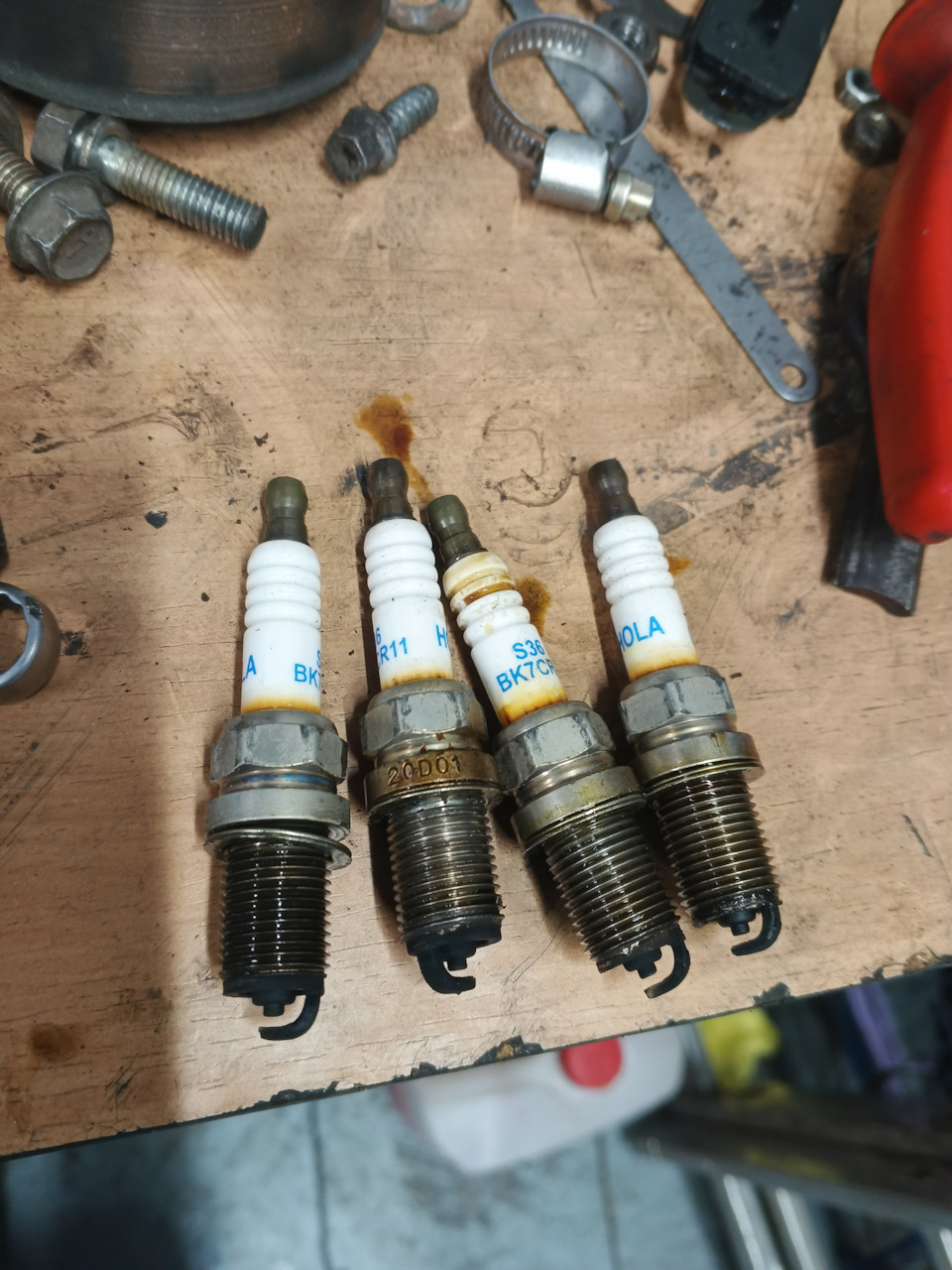 Свечи средне загажены, так-же под замену . — Nissan AD (Y11)