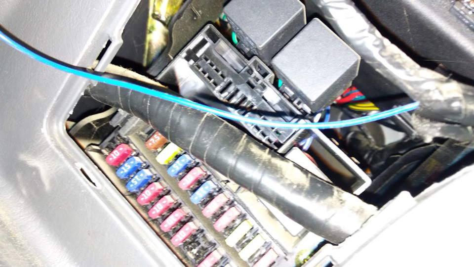 Нашел у себя оборванный провод над щитком предохранителей — Geely MK, 1 ...