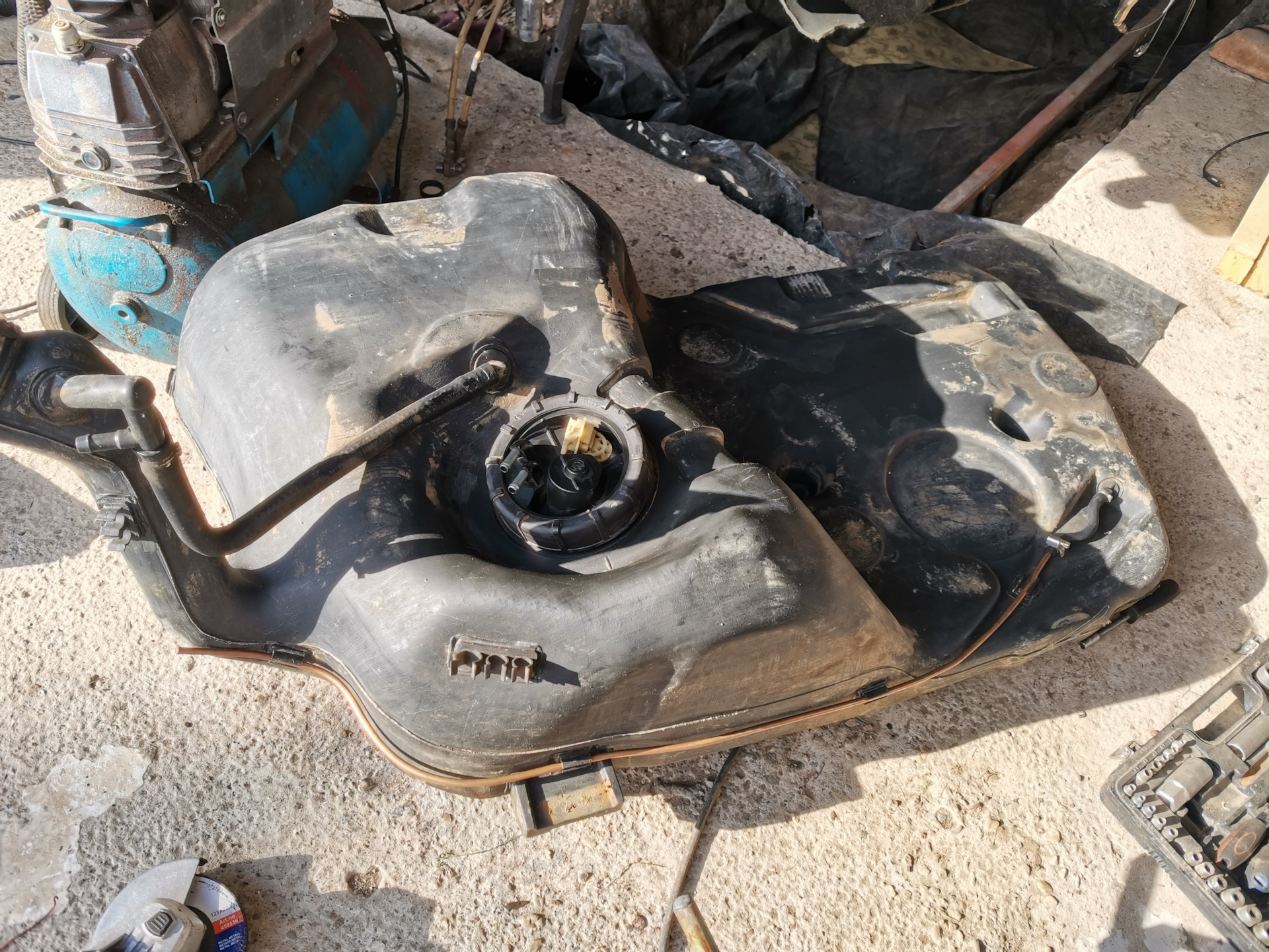 [16] Устранение течи и мойка бензобака — BMW 5 series (E34), 2,5 л ...