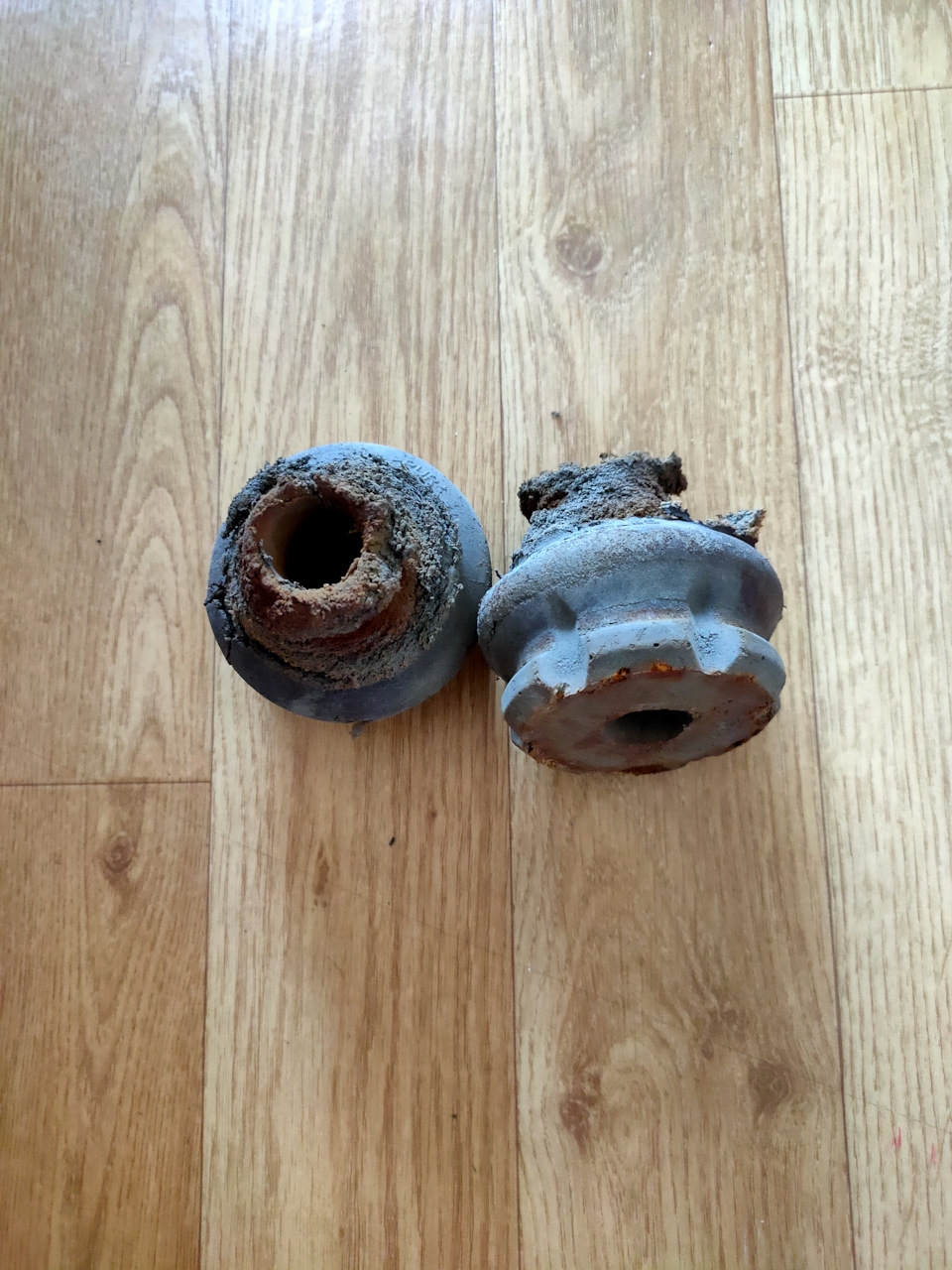 Замена отбойников задних амортизаторов — Volvo XC60 (1G), 2,4 л, 2009 ...