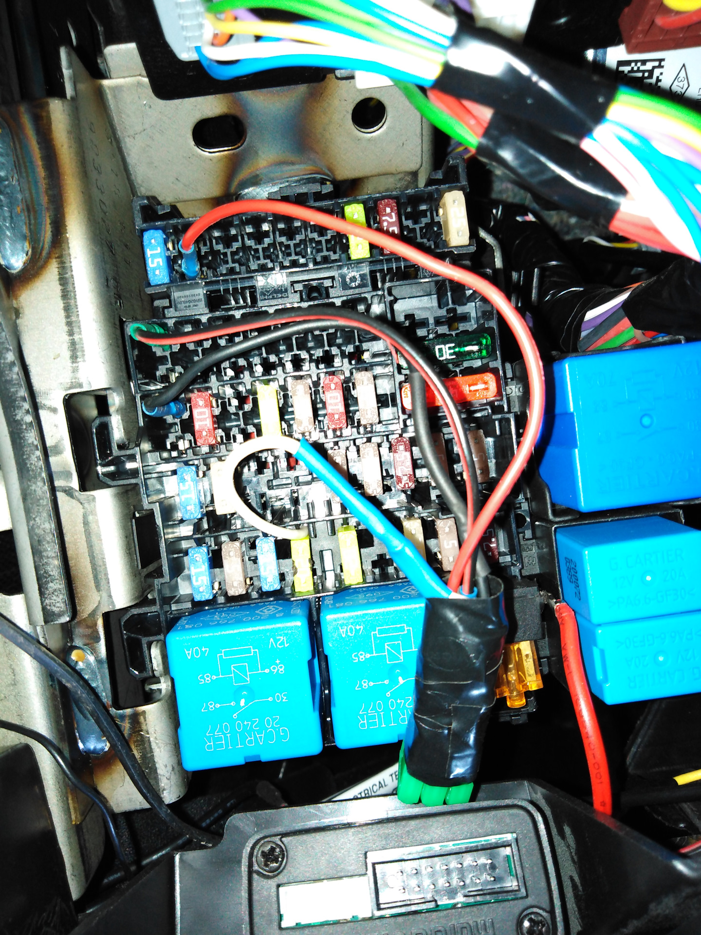 Реле абс рено. Аркана предохранитель прикуривателя. Блок предохранителей рено аркана. Предохранители рено аркана 1. Предохранитель аркана.