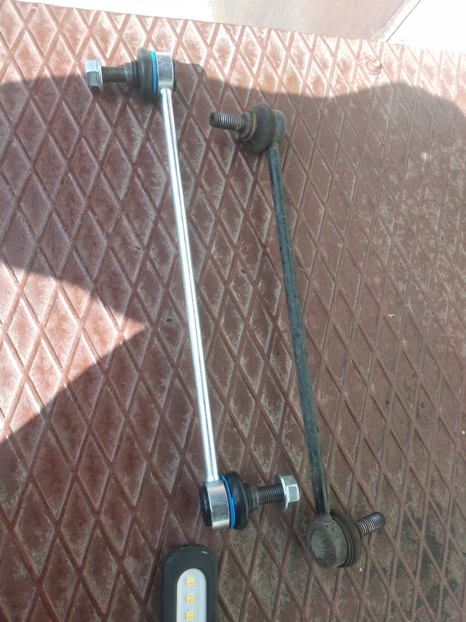 Замена тяг стабилизатора — Citroen C5 (1G), 2,2 л, 2007 года | своими ...