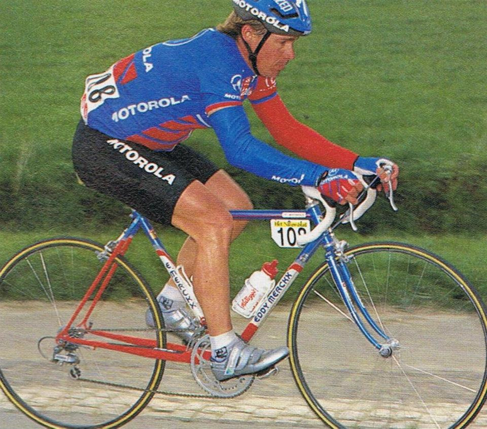 Движется ли велосипедист относительно седла