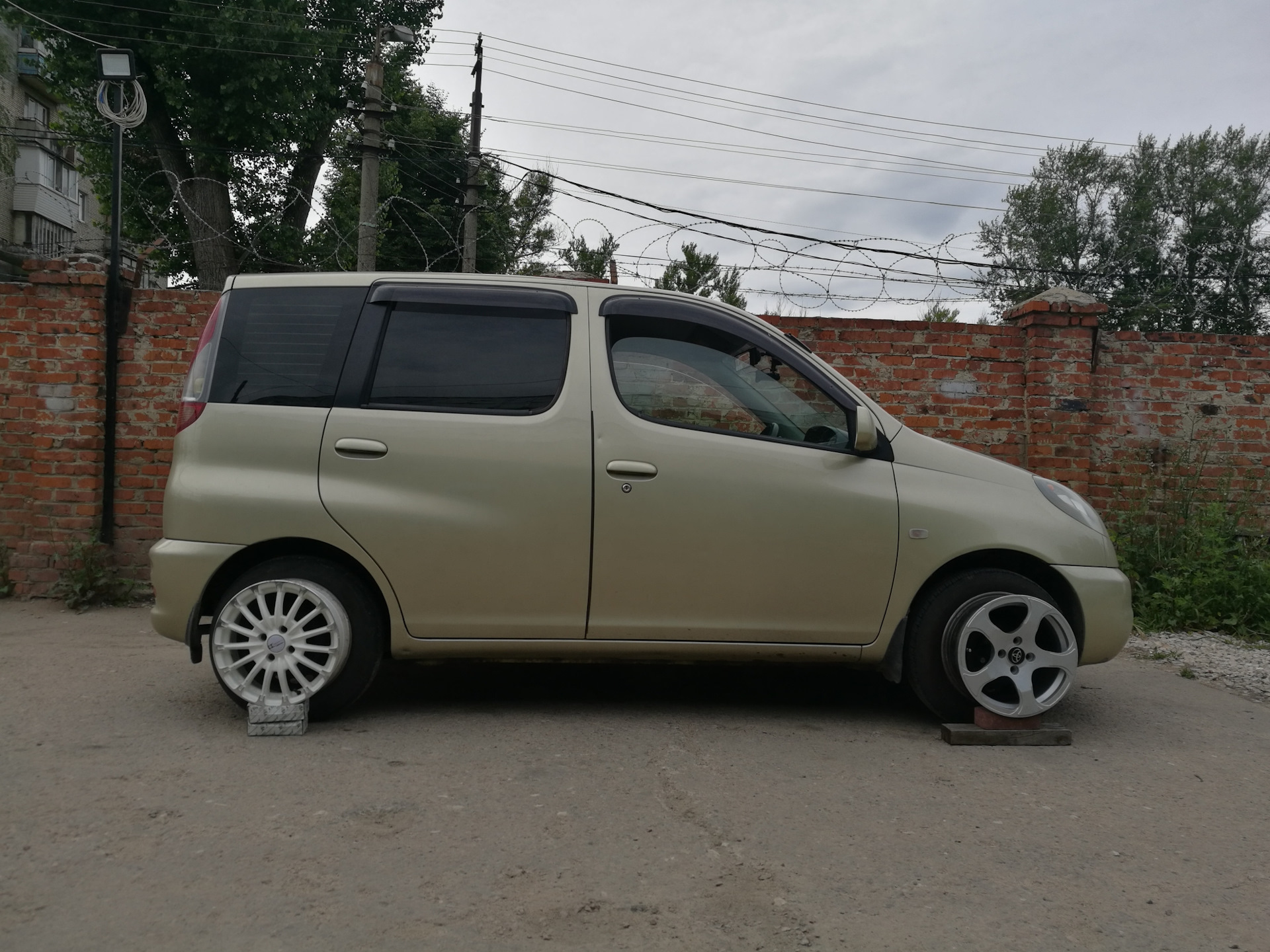 Toyota Funcargo диски