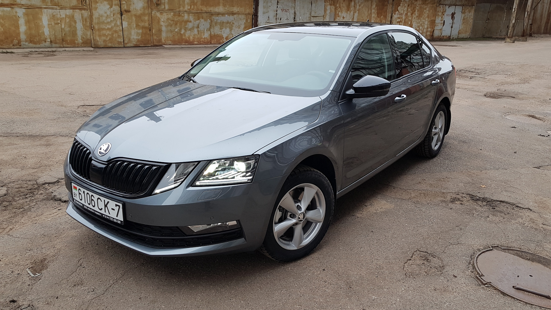 Skoda octavia серая. Skoda Octavia 2021 серый металлик. Skoda Octavia Platinum Grey.