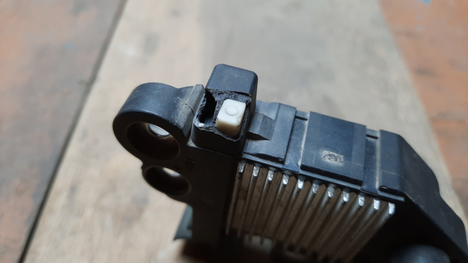 вот так ломается колпачок на корпусе, не важно чем, особо можно не жалеть, т.к. внутри только прочные металлические выводы под контакты щеток — Lada 2113