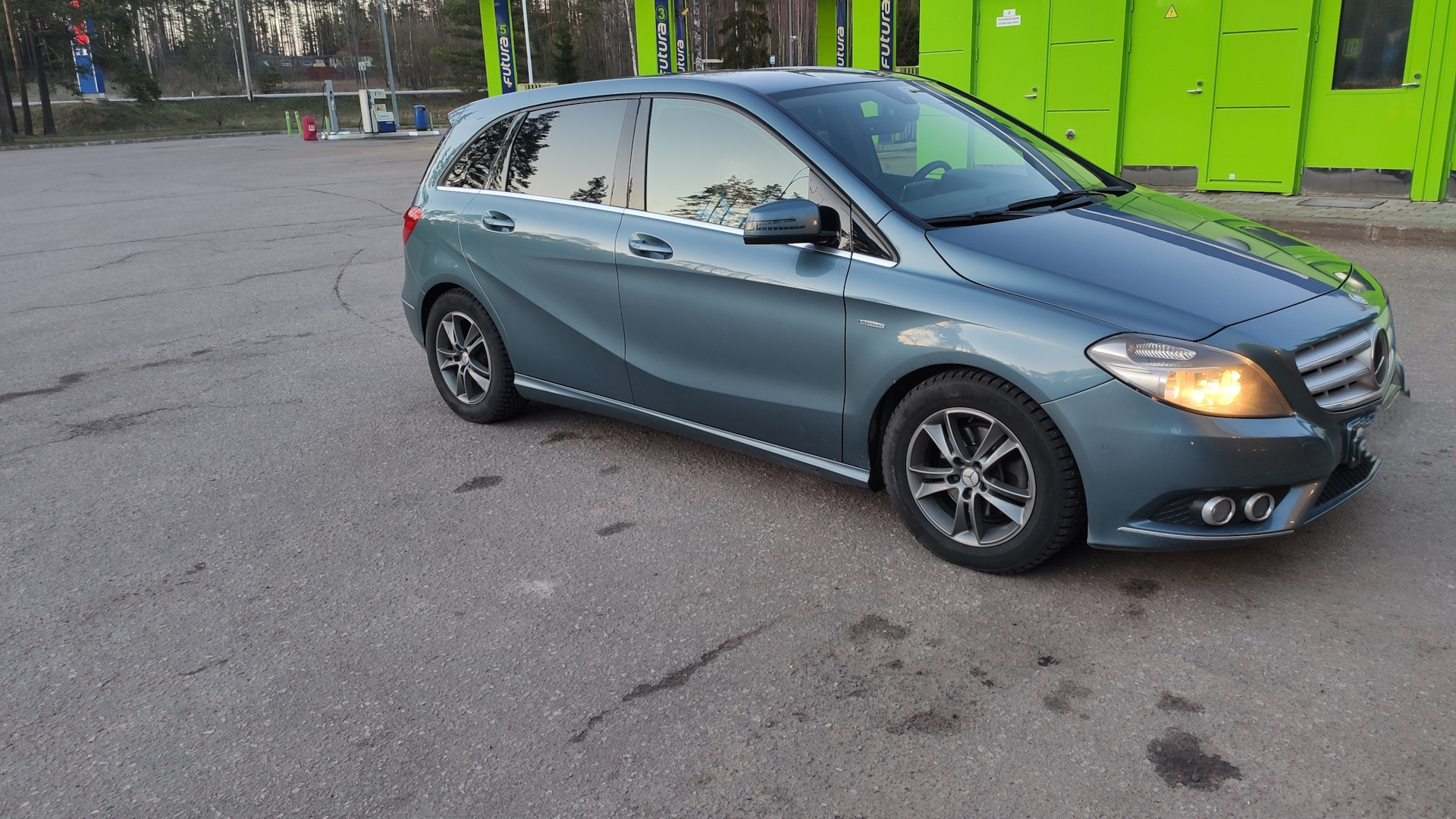 Mercedes-Benz B-Class (W246) 1.6 бензиновый 2012 | СИНЯЯ ВСЕЛЕННАЯ - МЕТАЛЛ  на DRIVE2