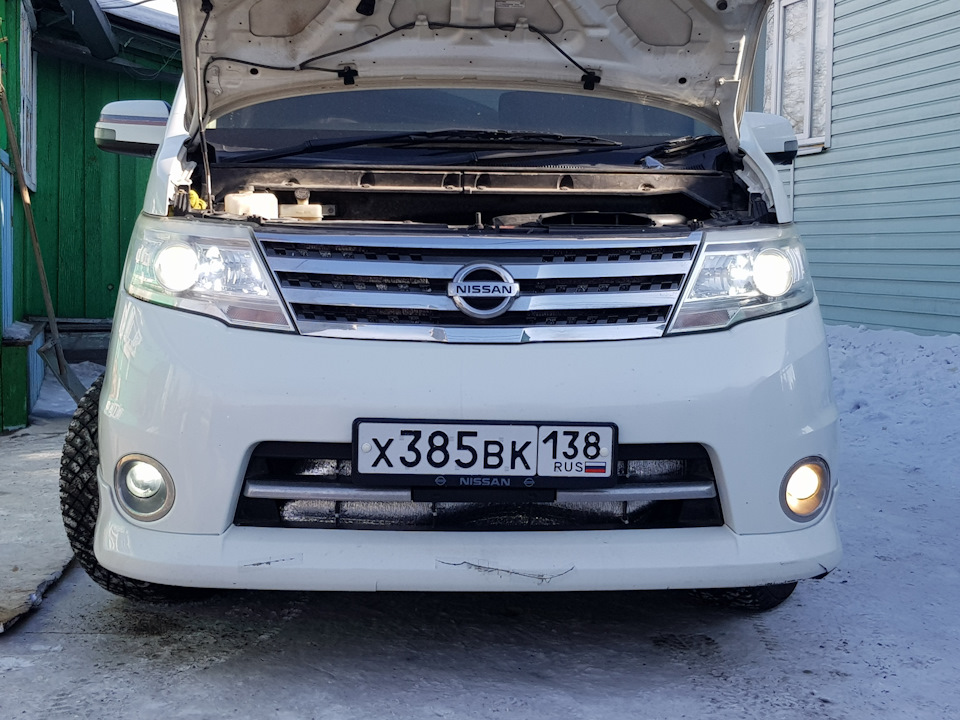 Nissan serena как заменить лампочку ближнего света