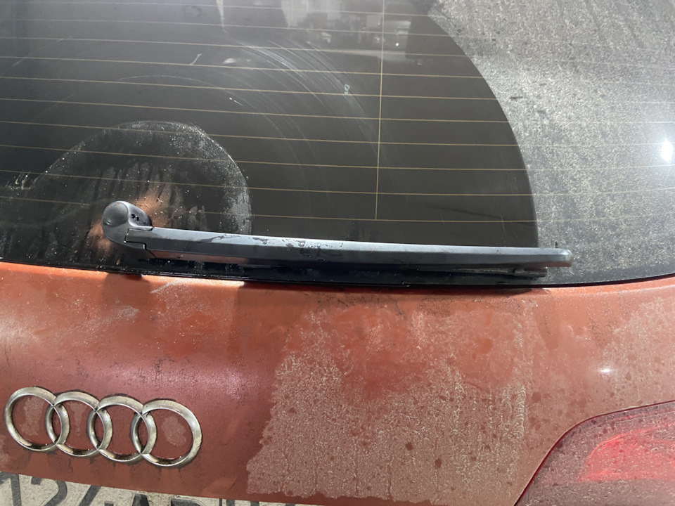 Замена заднего поводка щетки — Audi Q7 (1G), 3 л, 2012 года | своими ...