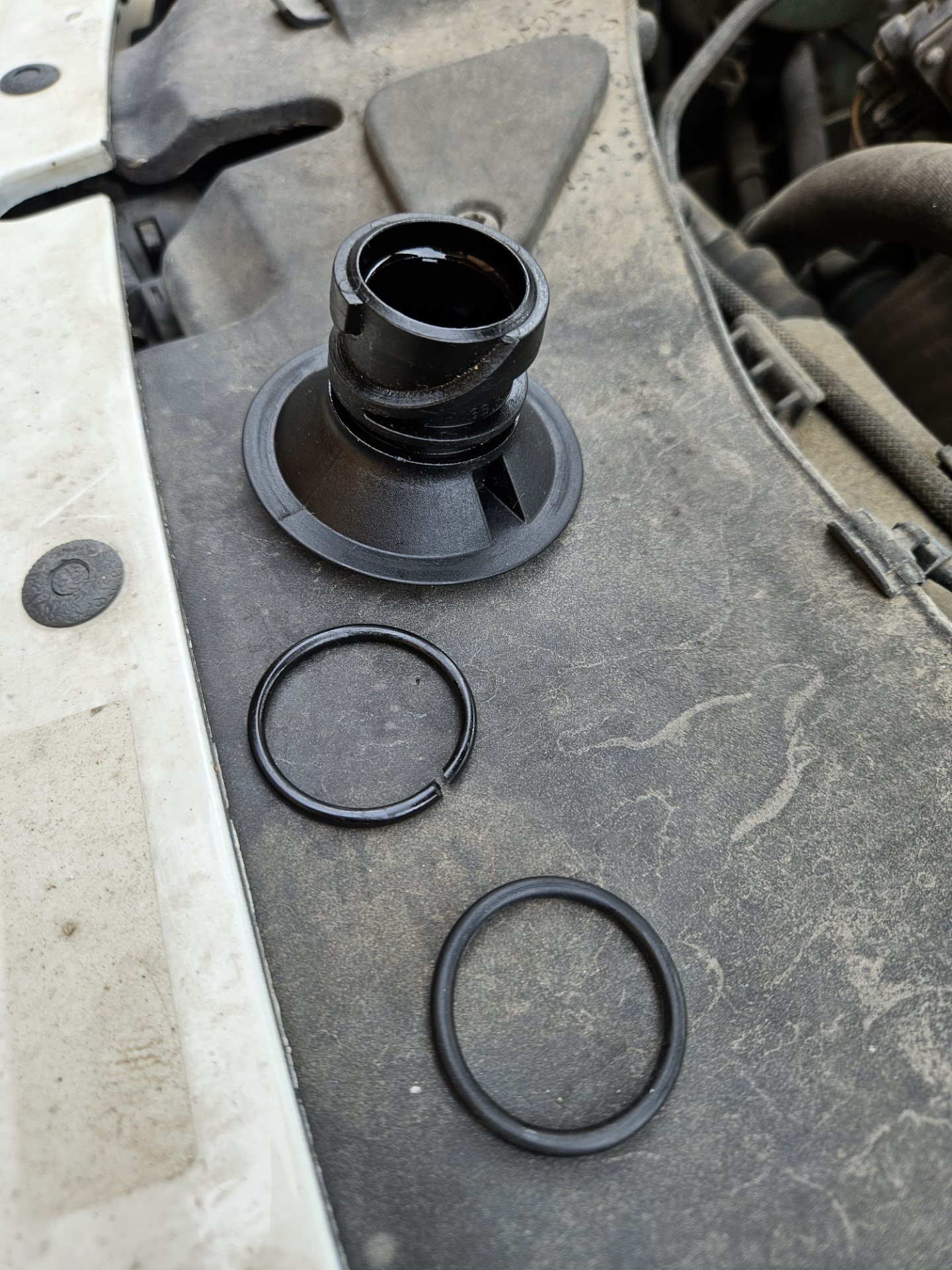 80. Замена уплотнительных резинок на маслянном щупе и пробке ...