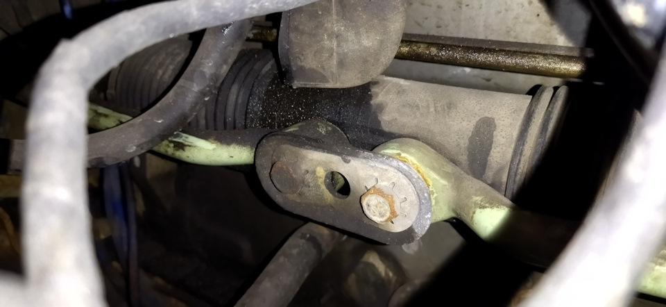 Снимаем пластину фиксации болтов — Opel Astra F