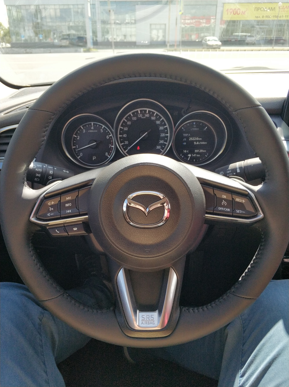 Руль мазда 2. За рулем мазда 3. Руль на mazda 2. Анатомический руль мазда 3 bk. На новой машине мазда облазит рулевое колесо.