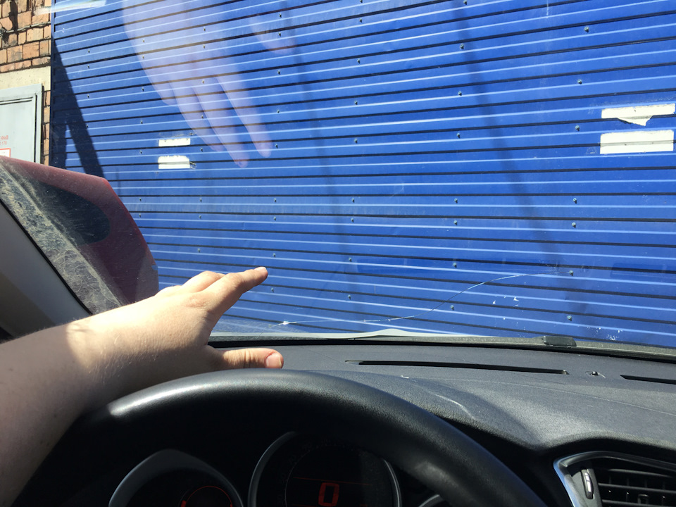 Разбилось лобовое. Спасибо белому крузаку. — Citroen C4 L, 1,6 л, 2013 ...