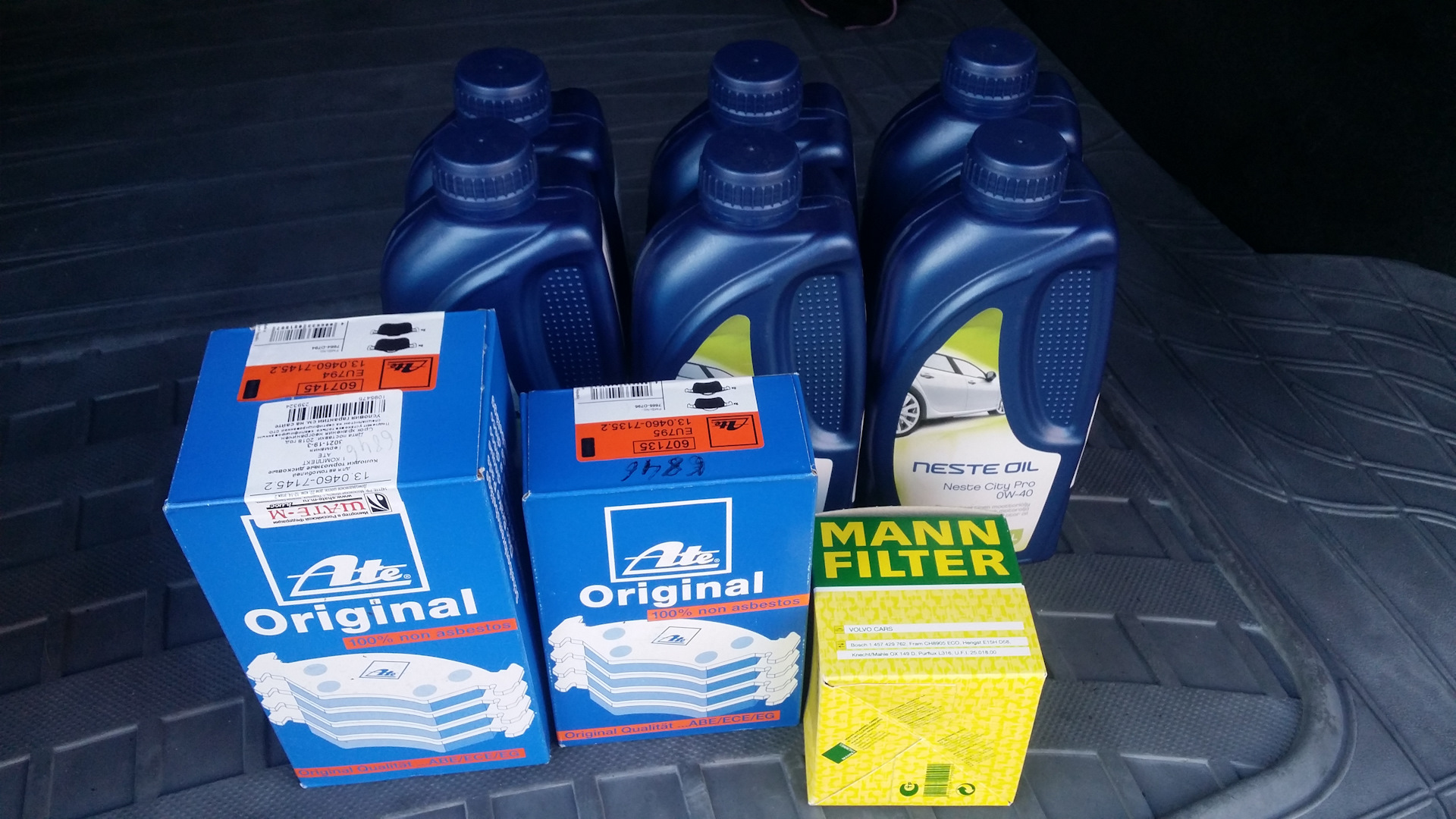 Замена колодок и заодно масла ДВС — Volvo XC70 II, 2,5 л., 2007 года ...