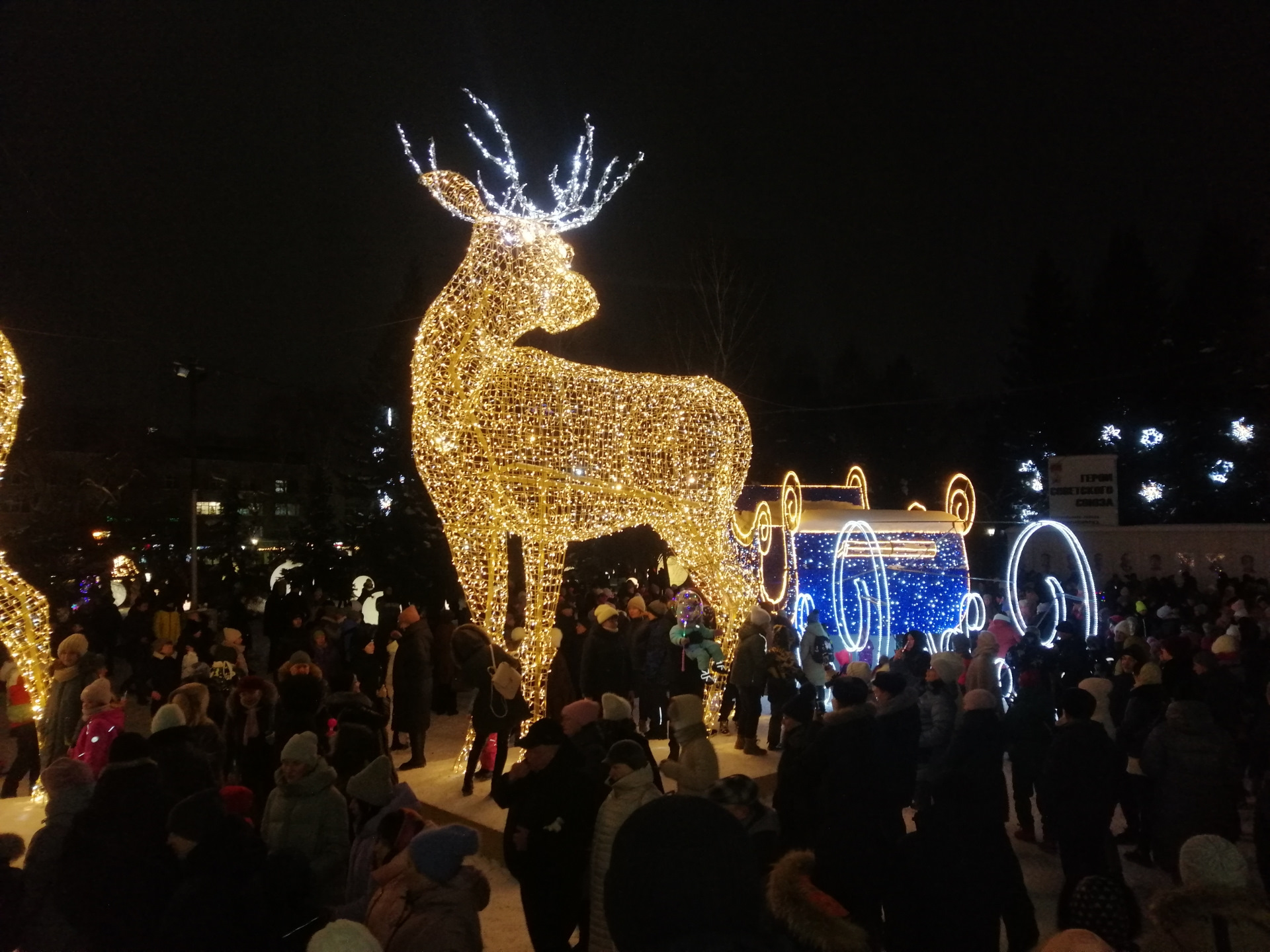 Новый год гирлянда. Новогодний новосибирск. Туры из новосибирска на новый год 2025. Арбат новосибирск. Главная площадь новосибирска.