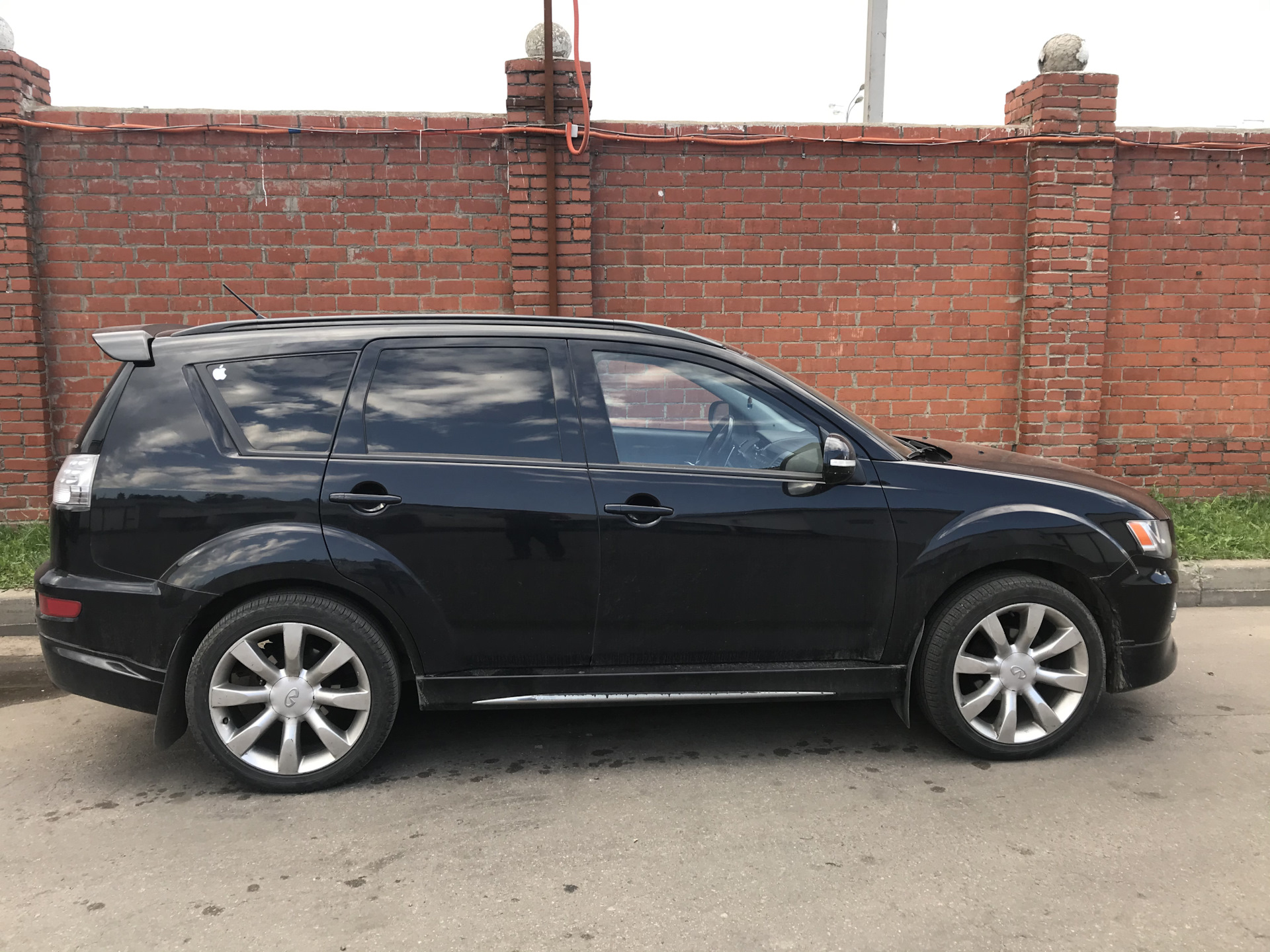 Хл р. Mitsubishi Outlander XL без рейлингов. Mitsubishi Outlander XL на 19 колесах. Outlander XL колёса Infiniti. Mitsubishi Outlander XL 2008.