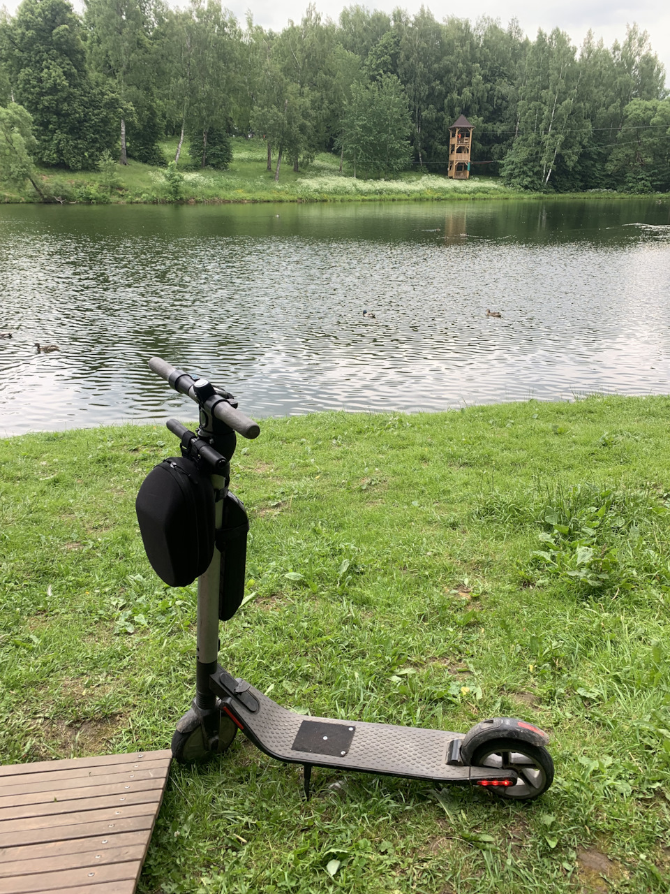 На заднем плане вышка для троллея и уточки — Renault Laguna III