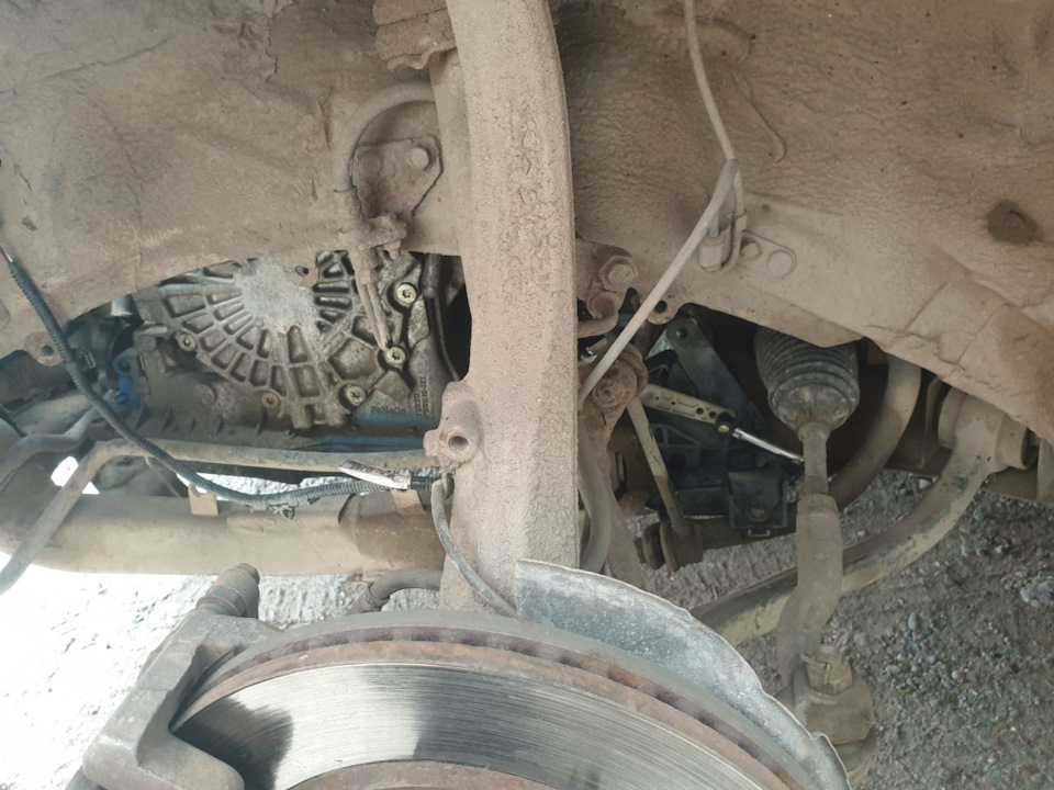 Прикинул по месту, понял какие отверстия нужно чистить. — Mazda 6 (1G) GG