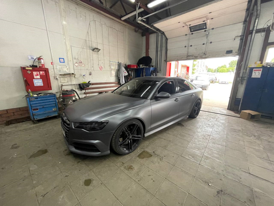 Замена лобового стекла — Audi A6 (C7), 3 л, 2015 года | визит на сервис ...