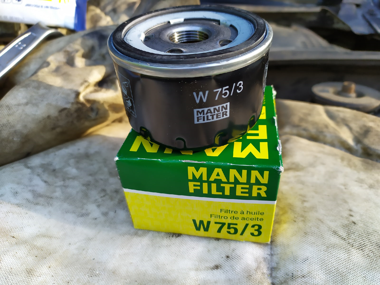 Mann w7015. Фильтр на Рено Логан Манн. Фильтр Манн Рено Логан 1.6. Масляный фильтр Mann Рено. W81180 Mann.